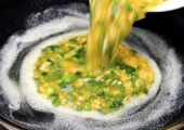 طرز تهیه یک غذای سریع چینی با ۳ عدد تخم مرغ (فیلم)
