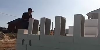 خلاقیت مشاغل؛ ابتکار منحصربفرد بنای باهوش برای چیدن آجرها/ وقتی رشتت فیزیکه ولی پارتی نداشتی و مجبوری بری کارگری کنی ،کارت حرف نداره آجرچین فقط تو بقیه اداتو درمیارن👌😂🤣+ویدیو