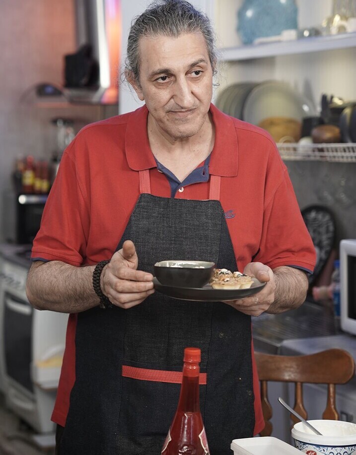 نگاهی به چیدمان منزل شاهانه و مجلل «یوسف صیادی»، کمدین محبوب/ از مبلمان سلطنتی و فرش اصیل ایرانی تا کابینتهای سفید و تابلوی نقاشی آقای بازیگر