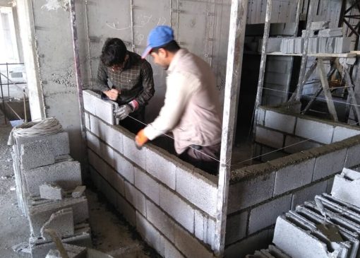 خلاقیت مشاغل؛ ایده خنده‌دار بنّای مبتکر در استفاده از درِ یخچال به عنوان درب سرویس بهداشتی برای کاهش هزینه+ویدیو/ مغزت کپی مغز انیشتینه😂