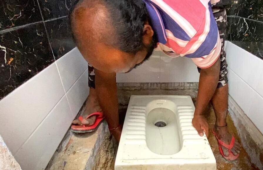 خلاقیت خنده دار اوستا بنا با طراحی توالت در سقف حمام حماسه آفرید / هنر نزد ایرانیان است و بس😂