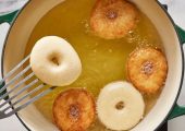 چگونه دونات خانگی درست کنیم ؟ ؛ طرز تهیه دونات خانگی نرم و پف‌دار با روکش شکلاتی