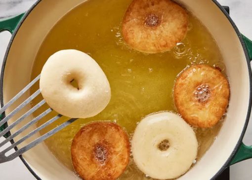 چگونه دونات خانگی درست کنیم ؟ ؛ طرز تهیه دونات خانگی نرم و پف‌دار با روکش شکلاتی