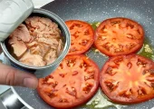 طرز تهیه یک غذای متفاوت با تن ماهی و گوجه فرنگی (فیلم)