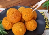 طرز تهیه یک شام خوشمزه و آسان در ۱۰ دقیقه با سیب زمینی (فیلم)