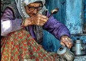خلاقیت تحسین‌برانگیز و خنده‌دار مادر ایرانی در تبدیل پارچه کهنه به چادر ماشین پسرش؛ باز هم ثابت شد هنر نزد ایرانیان است و بس! 😂🚗 / دست‌مریزاد مادرجون! 👏❤️