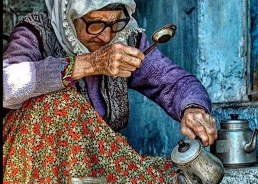 خلاقیت تحسین‌برانگیز و خنده‌دار مادر ایرانی در تبدیل پارچه کهنه به چادر ماشین پسرش بازم ثابت کرد هنر نزد ایرانیان است و بس!/ دست مریزاد مادر جون