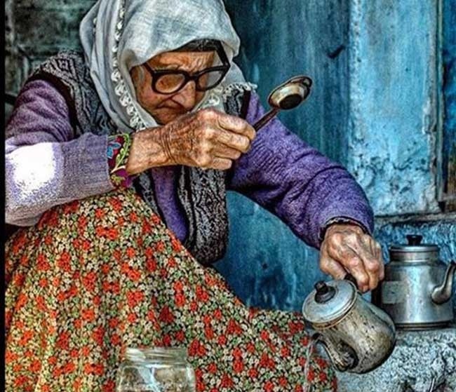 خلاقیت تحسین‌برانگیز و خنده‌دار مادر ایرانی در تبدیل پارچه کهنه به چادر ماشین پسرش بازم ثابت کرد هنر نزد ایرانیان است و بس!/ دست مریزاد مادر جون