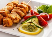 طرز تهیه کباب مرغ آبدار با ادویه های معطر (فیلم)