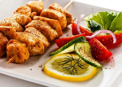 طرز تهیه کباب مرغ آبدار با ادویه های معطر (فیلم)