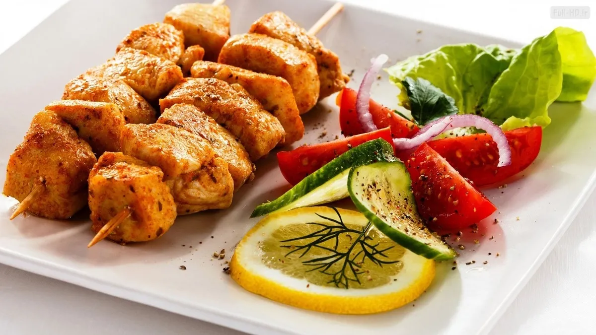 طرز تهیه کباب مرغ آبدار با ادویه های معطر (فیلم)