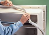 خلاقیت مشاغل | ابتکار منحصربه‌فرد تعمیرکار باهوش برای اضافه کردن آپشن جدید به یخچال قدیمی، آن هم بدون هیچ هزینه‌ای! + ویدیو؛ مغز نیست که، معدن طلای ۲۴ عیاره! 😂🧠✨