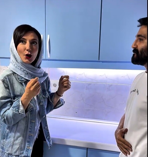 ویدئو/ نگاهی به چیدمان شیک و مینیمال آشپزخانه خونه حدیث میرامینی و همسرش/ از کابینتهای پاستیلی تا لوازم برقی مدرن