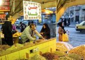 خلاقیت خنده‌دار آجیل‌فروش بی‌شیله‌پیله برای جلوگیری از دست زدن مردم به پسته‌های مغازه‌اش در آستانه شب یلدا +عکس/ عاشق ذهن طلائیت شدم😂