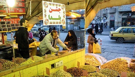 خلاقیت خنده‌دار آجیل فروش بی‌شیله‌پیله برای دست نزدن مردم به پسته های مغازه‌اش در آستانه شب یلدا +عکس/ عاشق ذهن طلائیت شدم😂