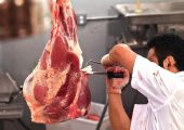 خلاقیت هوشمندانه قصاب اهوازی برای جذب مشتری مرزهای خلاقیت را جابه جا کرد/ مغزشو باید طلا گرفت +عکس