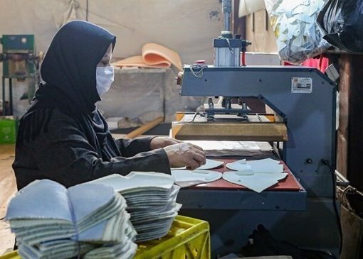 خلاقیت مشاغل: ایده عجیب و منحصربفرد تولیدکننده کفش در طراحی بوت زمستانی برای نمایش دادن لاک ناخن پا!+عکس/ دیدن این تصویر=محو شدن در افق😐