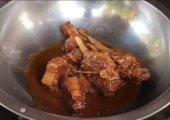 طرز پخت یک غذای سنتی با غاز در روستای چین