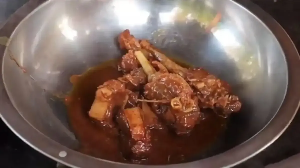 طرز پخت یک غذای سنتی با غاز در روستای چین