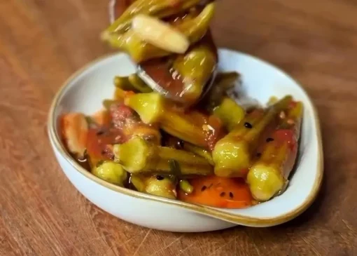 طرز تهیه ترشی بامیه با پوره گوجه فرنگی