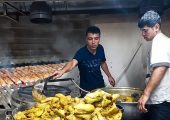 خلاقیت مشاغل؛ راه‌حل خنده‌دار اوستای آشپز برای فرار از گرمای اجاق گاز با نصب پنکه به کمرش+ ویدیو/ مغز تو رو باید طلا گرفت😂