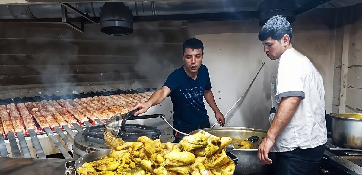 خلاقیت مشاغل؛ راه‌حل خنده‌دار اوستای آشپز برای فرار از گرمای اجاق گاز با نصب پنکه به کمرش+ ویدیو/ مغز تو رو باید طلا گرفت😂
