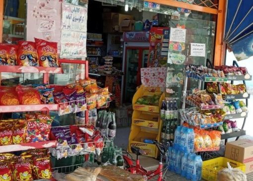 خلاقیت خنده دار بَقال اهوازی برای فرار از گرما حماسه آفرید/ هزار آفرین به این مغز پر از ایده/ واقعا بهترین کار تو این گرما همینه