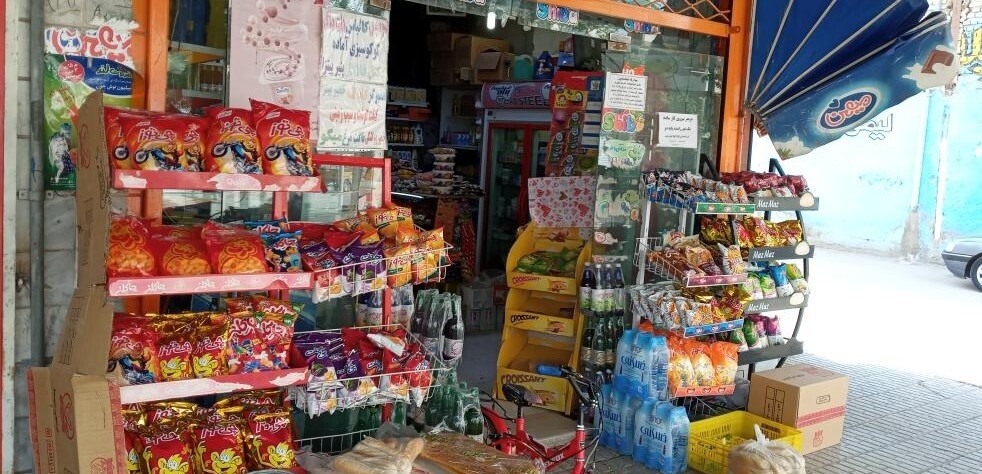 خلاقیت خنده دار بَقال اهوازی برای فرار از گرما حماسه آفرید/ هزار آفرین به این مغز پر از ایده/ واقعا بهترین کار تو این گرما همینه