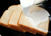 طرز تهیه یک میان وعده خوشمزه با شیر، تخم‌مرغ و پنیر موزارلا (فیلم)