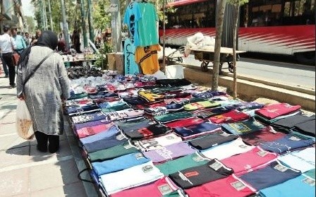 خلاقیت تحسین‌برانگیز و خنده‌دار "مغازه‌دار آبادانی" برای کشوندن خانم‌ها برای خرید مانتو حماسه‌ای آفرید باور نکردنی😂/ من چیزی نمیگم خودتون ببینین، زبونم قاصره از وصف این همه استعداد