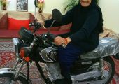 خلاقیت خنده‌دار جوان ایرانی برای نصب سانروف روی موتور هوندا؛ مرزهای علم و تکنولوژی را جابه‌جا کرد! 🤣🏍️ / هنر نزد ایرانیان است و بس