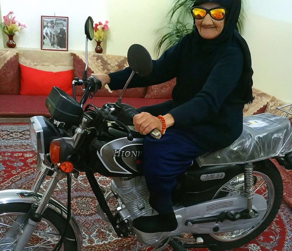 خلاقیت خنده دار جوان ایرانی برای نصب سانروف روی موتور هوندا مرز های علم و تکنولوژی را جا به جا کرد/ هنر نزد ایرانیان است و بس
