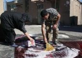 خلاقیت اقتصادی جوان ایرانی در شستن فرش خانه با موتورش با هدف صرفه‌جویی و پرداخت نکردن پول به قالیشویی+ویدیو/ تو یه روز ایلان ماسک ایرانی میشی😂