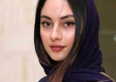 استایل ژورنالی ترلان پروانه همه نگاه‌ها را دزدید؛ آبی روشن رویایی با توربان سنگ‌دوزی‌شده، ترکیب متفاوت خانم بازیگر! +عکس