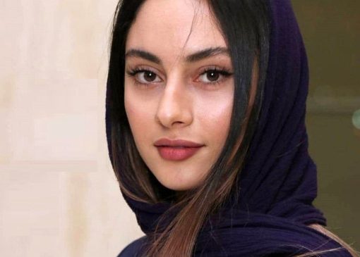 استایل ژورنالی ترلان پروانه همه نگاه‌ها را دزدید؛ آبی روشن رویایی با توربان سنگ‌دوزی‌شده، ترکیب متفاوت خانم بازیگر! +عکس