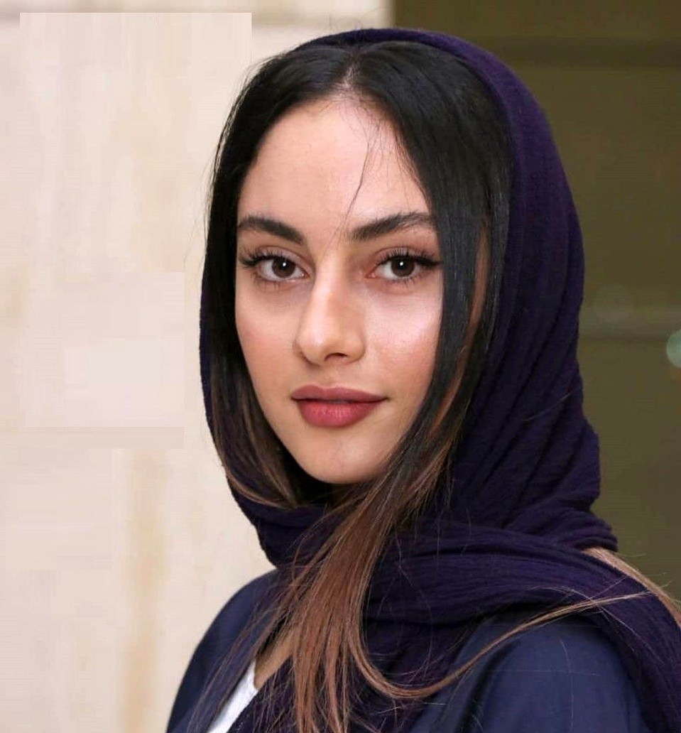 استایل ژورنالی ترلان پروانه همه نگاهها را دزدید؛ آبی روشن رویایی با توربان سنگدوزیشده، ترکیب متفاوت خانم بازیگر! +عکس