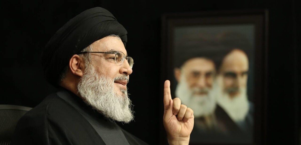 تاریخ را ورق بزنیم؛ نگاهی به میز عزای ایرانی و ساده سیدحسن نصرالله در تهران؛ ترکیب پارچه ترمه با چراغ لاله‌ سبز و گلایل سفید+عکس