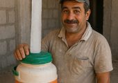 خلاقیت مشاغل: ابتکار خنده‌دار و منحصربفرد گچ‌کار تشنه برای جا دادن یخ بزرگ داخل کلمن آب+عکس/ کار نشد نداره به معنای واقعی😂