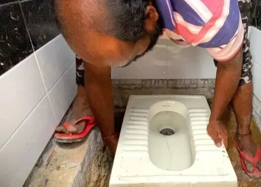 خلاقیت خنده دار و حماسه آفرین اوستا بنّا با طراحی و ساخت توالت در ورودی خانه اش / دکترای حرفه ای حق توست