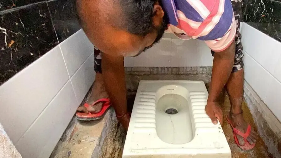خلاقیت خنده دار و حماسه آفرین اوستا بنّا با طراحی و ساخت توالت در ورودی خانه اش / دکترای حرفه ای حق توست