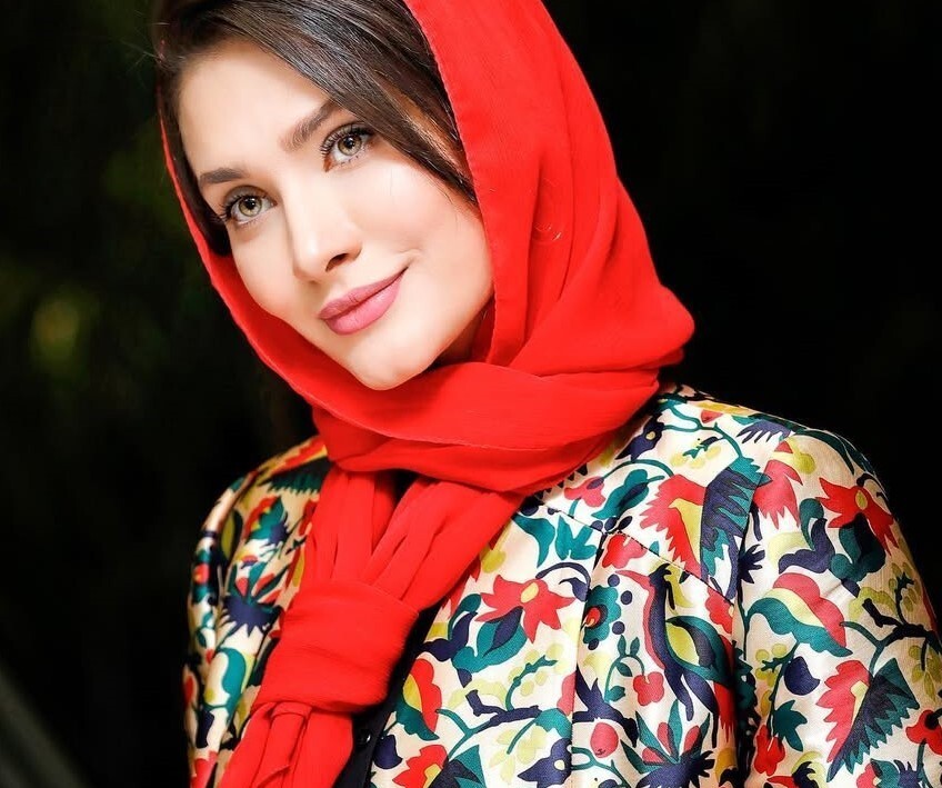 نگاهی به چیدمان شاهانه منزل ساناز سعیدی؛ از لوسترهای اعیانی و کتابخانه سنتی تا سوشی‌بازی فریبا خانوم در روز تولدش!