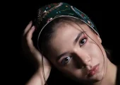 عکس ها / نگاهی به چیدمان خانه لوکس نفس بازغی بازیگر سریال صفا با خانواده و پدرش «پژمان بازغی» / سلیقه جذاب نفس از مبلمان مدرن و فرش اصیل ایرانی تا صندلی کلاسیک و پرده‌های رنگارنگ