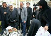 نگاهی به میز عزای ساده و بدون تجملات مراسم ترحیم آیت الله هاشمی رفسنجانی/ تزئین زیبا و اصیل با گل، خرما و شمع + عکس