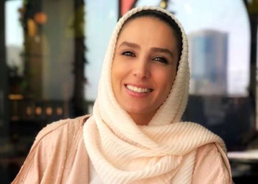 خلاقیت تحسین‌برانگیز سوگل طهماسبی برای تولد مادر و خواهرش؛ کیک قرمز و شیک با چاشنی عشق خانوادگی ❤️🎂