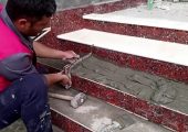 خلاقیت خنده دار اوستا بنّا در استفاده از کفش کهنه خودش برای جبران کمبود آجر هنگام ساخت پله+ویدیو/ بارها گفتم هنر نزد ایرانیان است و بس😂