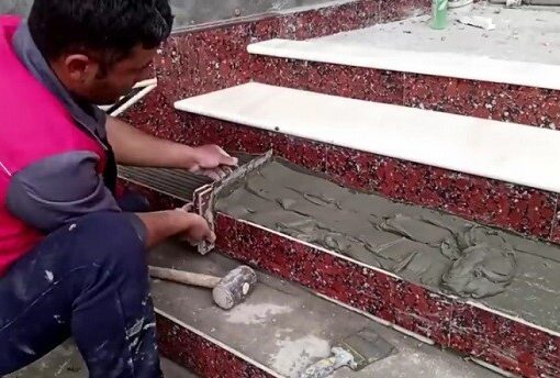 خلاقیت خنده دار اوستا بنّا در استفاده از کفش کهنه خودش برای جبران کمبود آجر هنگام ساخت پله+ویدیو/ بارها گفتم هنر نزد ایرانیان است و بس😂