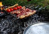 خلاقیت خنده دار مادر ایرانی برای تهیه کباب برگ حماسه آفرید+عکس/ هنر نزد ایرانیان است و بس