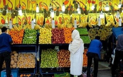 عکس خلاقیت تحسین برانگیز میوه فروش تهرانی برای کشوندن مشتری پای خرید حماسه ساز شد/ وقتی دلت پاک باشه و بخشنده باشی خدا خودش روزیتو میرسونه