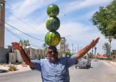خلاقیت خنده دار هندوانه فروش سمنانی برای جذب مشتری حماسه آفرید/ مغز نیست که معدن طلای خالصه😂+عکس