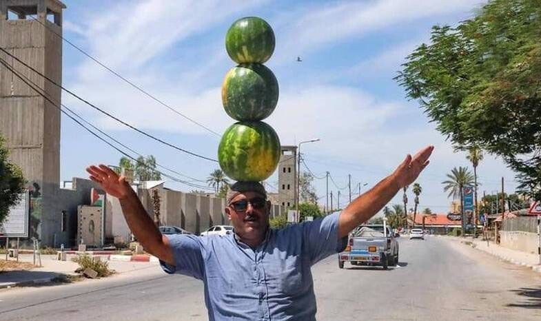 خلاقیت خنده دار هندوانه فروش سمنانی برای جذب مشتری حماسه آفرید/ مغز نیست که معدن طلای خالصه😂+عکس